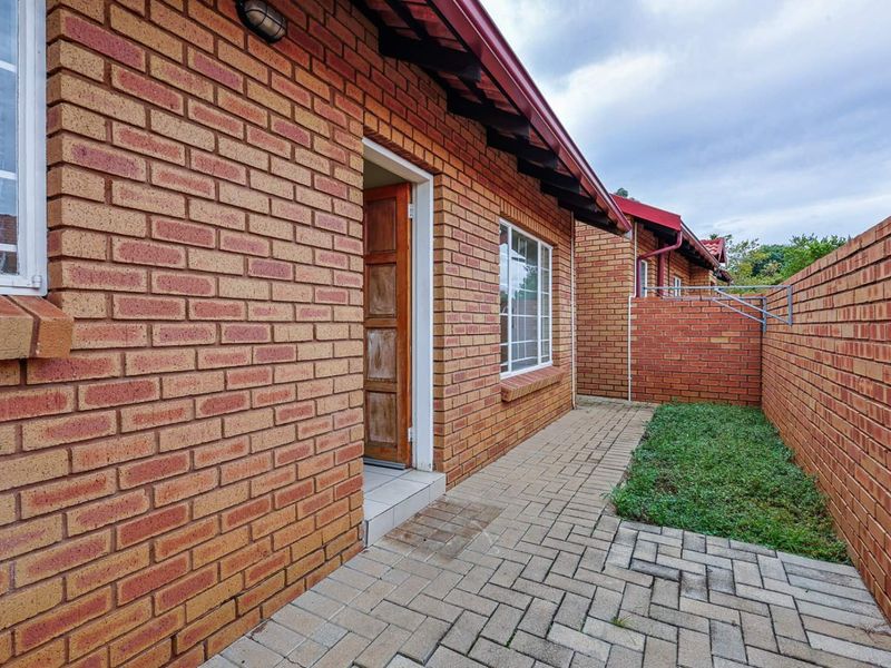 Charming 2BR Townhouse in Arabella Awaits You - Photo 3