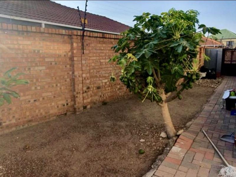 Secure & Stylish in Bendor's Finest: Double-Storey 3-Bed Townhouse in Prestigious Villa Fuhri – Move-In Ready! - Photo 9