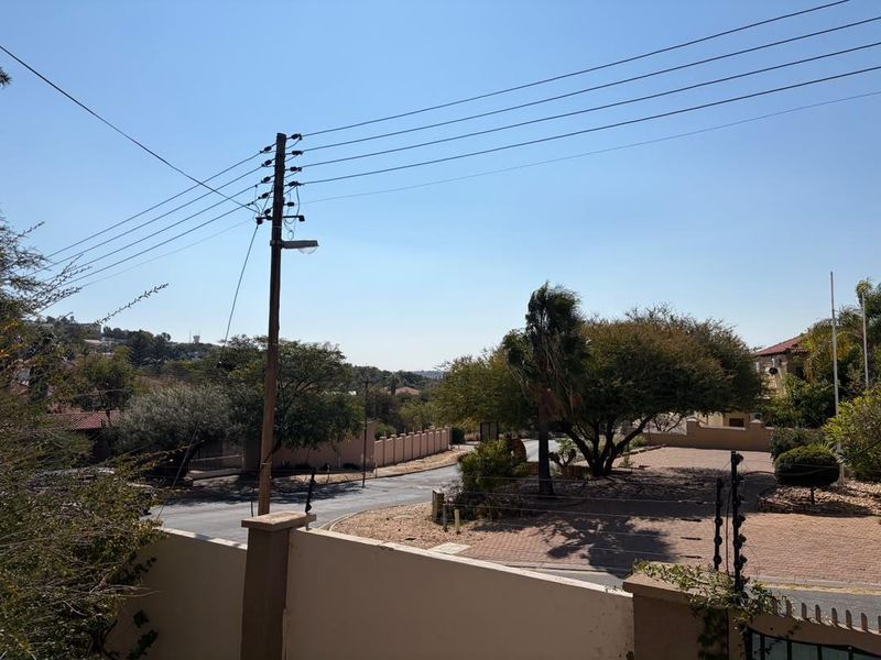 Spacious Klein Windhoek Family Home For Sale - Photo 4