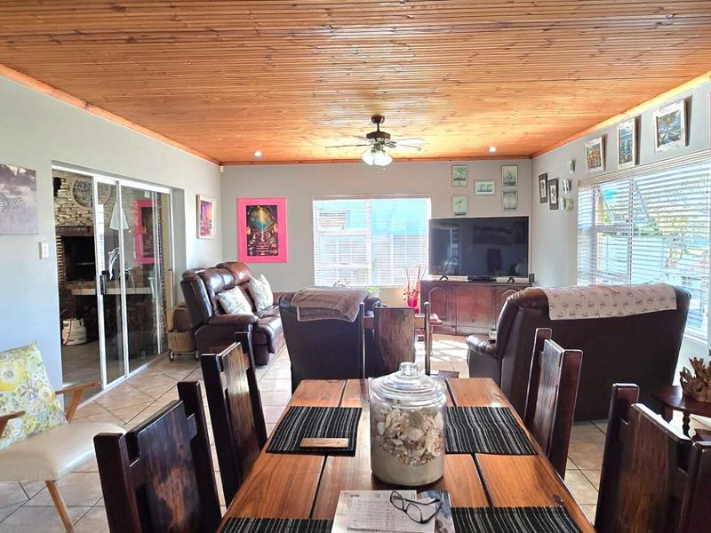 Spacious Single-Level Family Home with Flatlet, Pool & Ultimate Entertainment Area in Franskraal - Photo 9