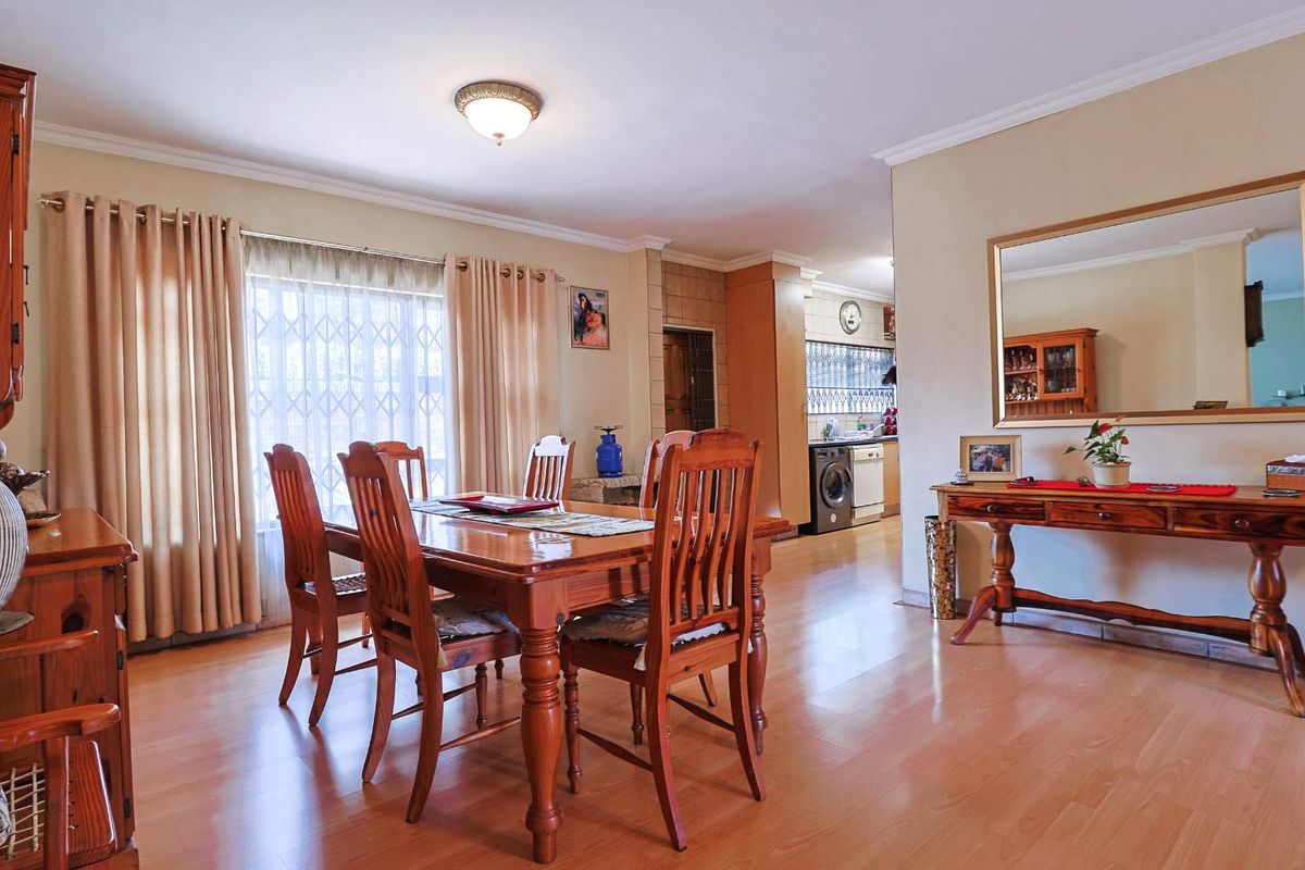 Magnificent back corner cluster in a sought after complex - Photo 3