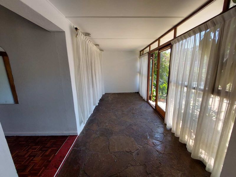 Lovely Family Home Located In Leafy Fairways - Photo 4