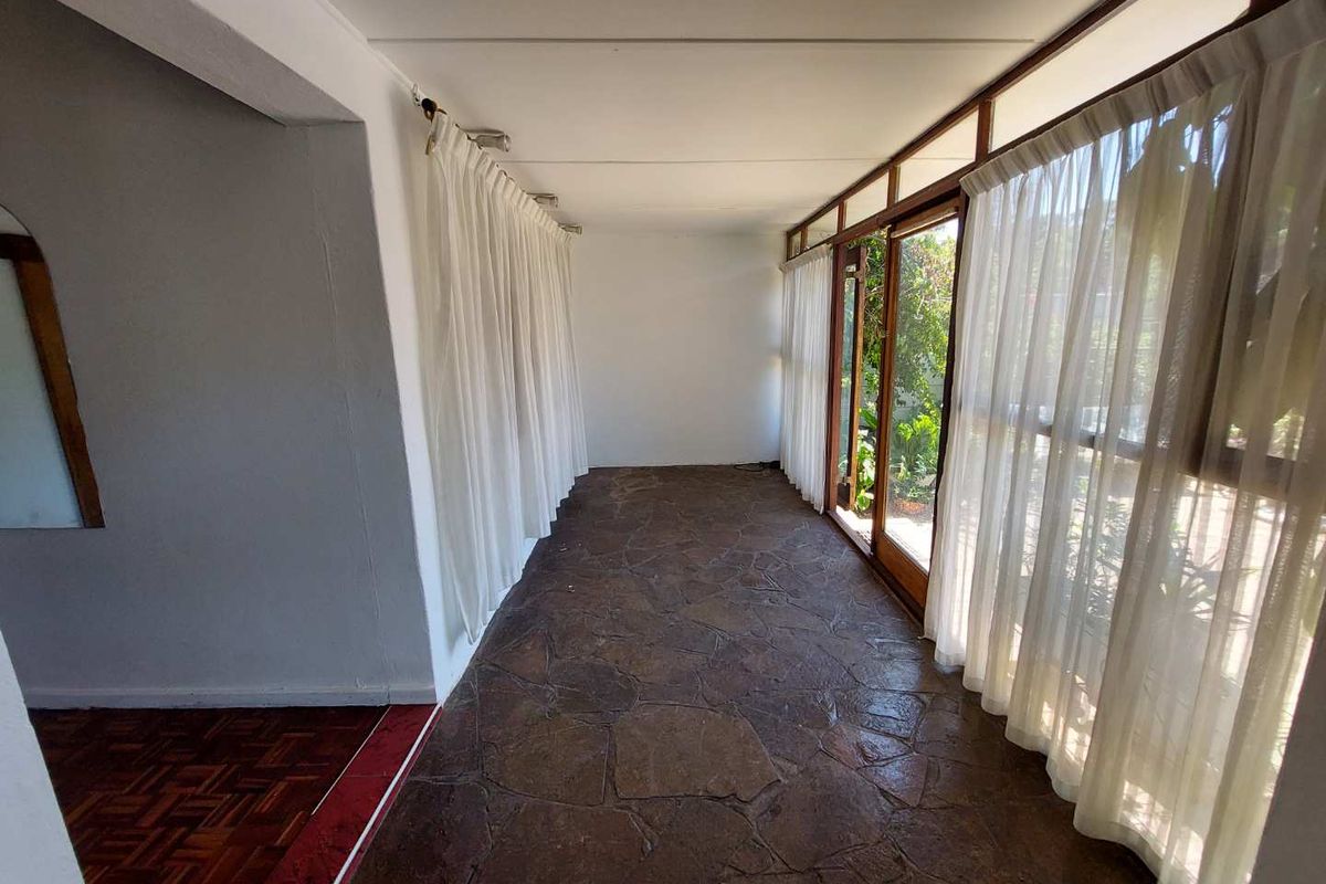Lovely Family Home Located In Leafy Fairways - Photo 4