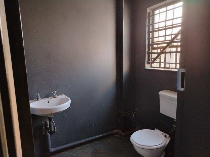 Unlock Potential: 220m2 Commercial Space in Alrode South! - Photo 4