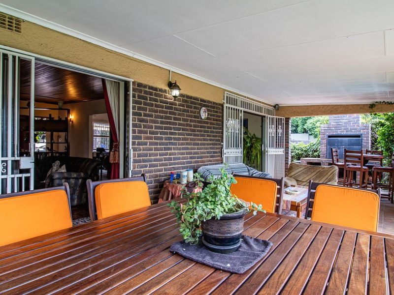 Spacious 4-Bedroom Family Home on a 2,136m2 Corner Stand in Northcliff - Photo 10