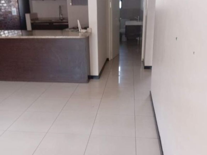 Stylish 2 Bedroom, 2 Bathroom Apartment with Balcony - Photo 9