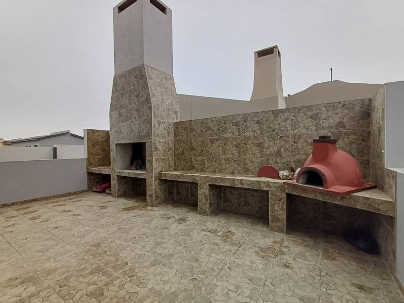 MODERN SPACIOUS 5 BEDROOM HOUSE FOR SALE IN HENTIESBAY - Photo 2