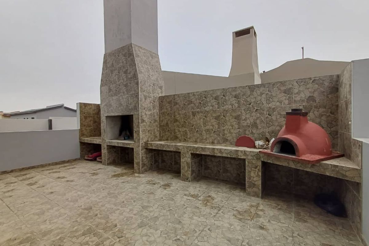 MODERN SPACIOUS 5 BEDROOM HOUSE FOR SALE IN HENTIESBAY - Photo 2