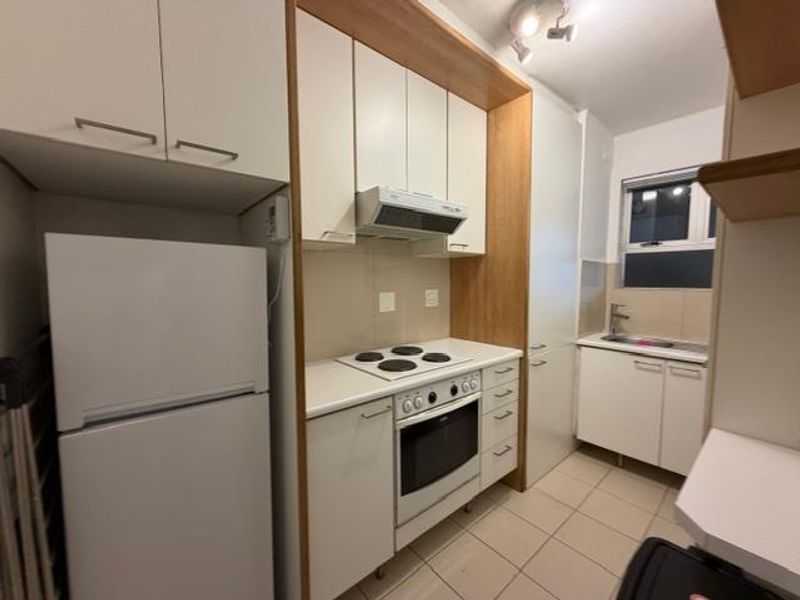 Comfy one bedroom in Central Sea Point - Photo 2