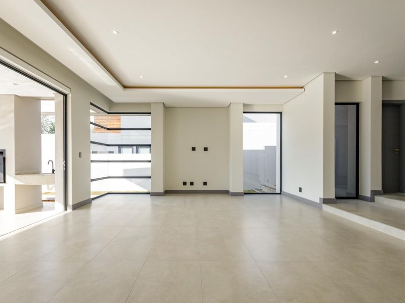 Where Estate Luxury Meets Modern Elegance - Photo 5