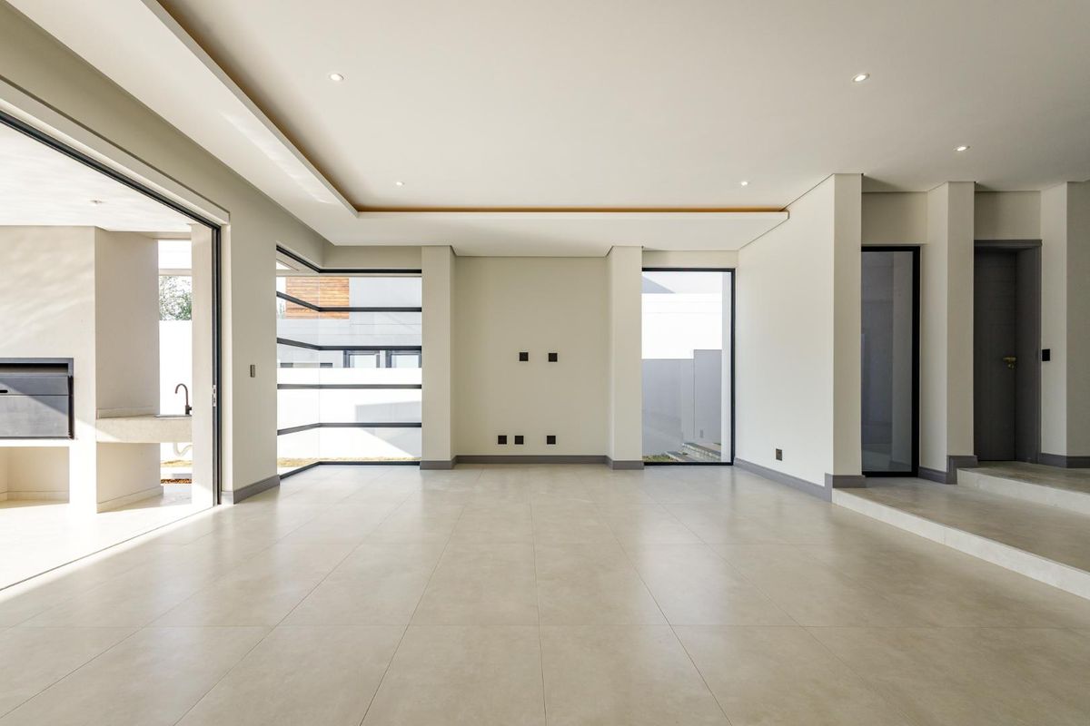 Where Estate Luxury Meets Modern Elegance - Photo 5