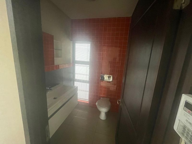 UNFURNISHED SPACIOUS MODERN DUPLEX TOWNHOUSE - Photo 2