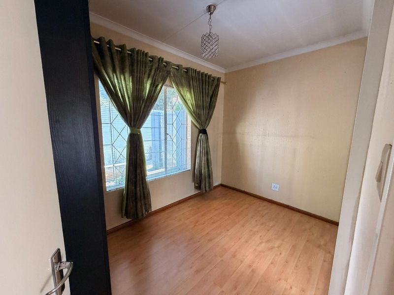 Comfort, Space & Convenience – Immaculate 2-Bedroom Townhouse with 3 Parking Bays in Sandton - Photo 9