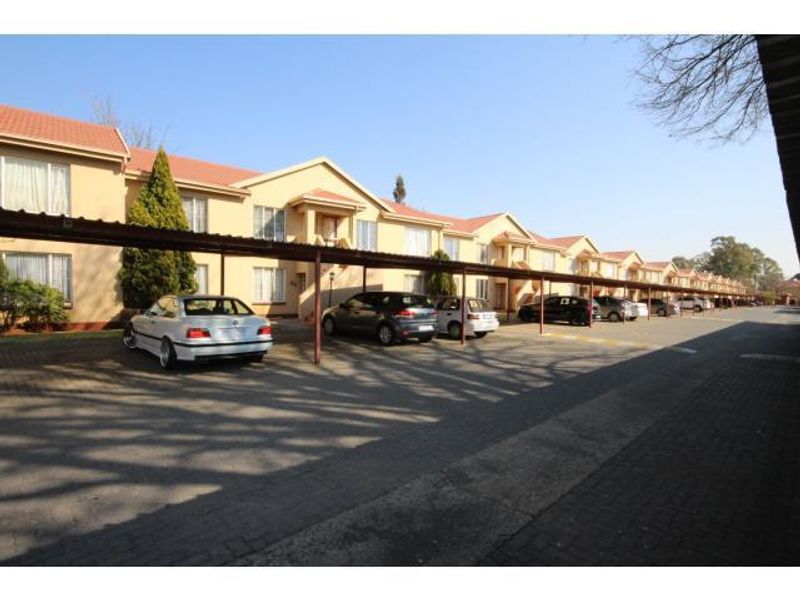 Neat 2 bedroom Top Floor Unit in Theda Oaks - Photo 2