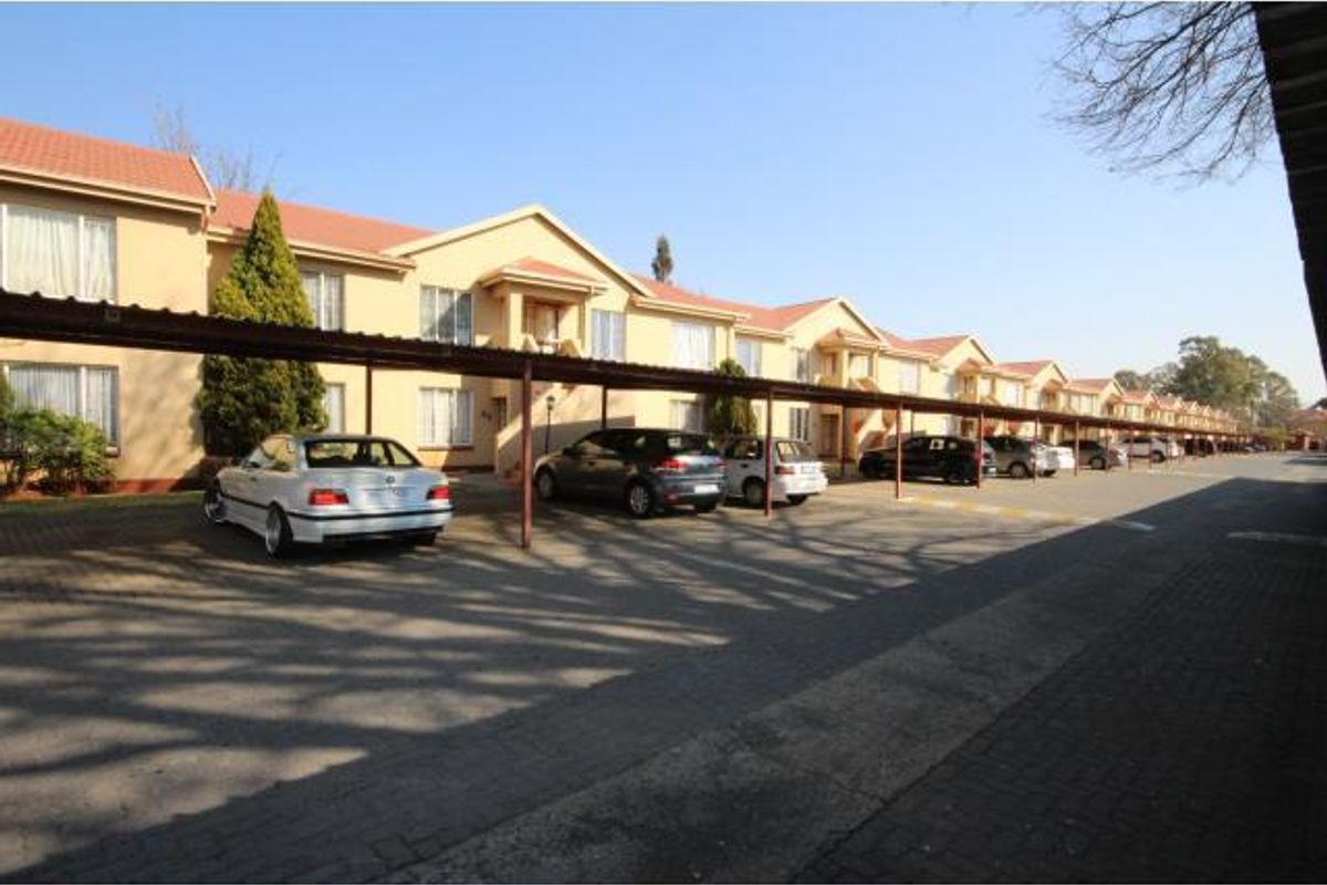 Neat 2 bedroom Top Floor Unit in Theda Oaks - Photo 2