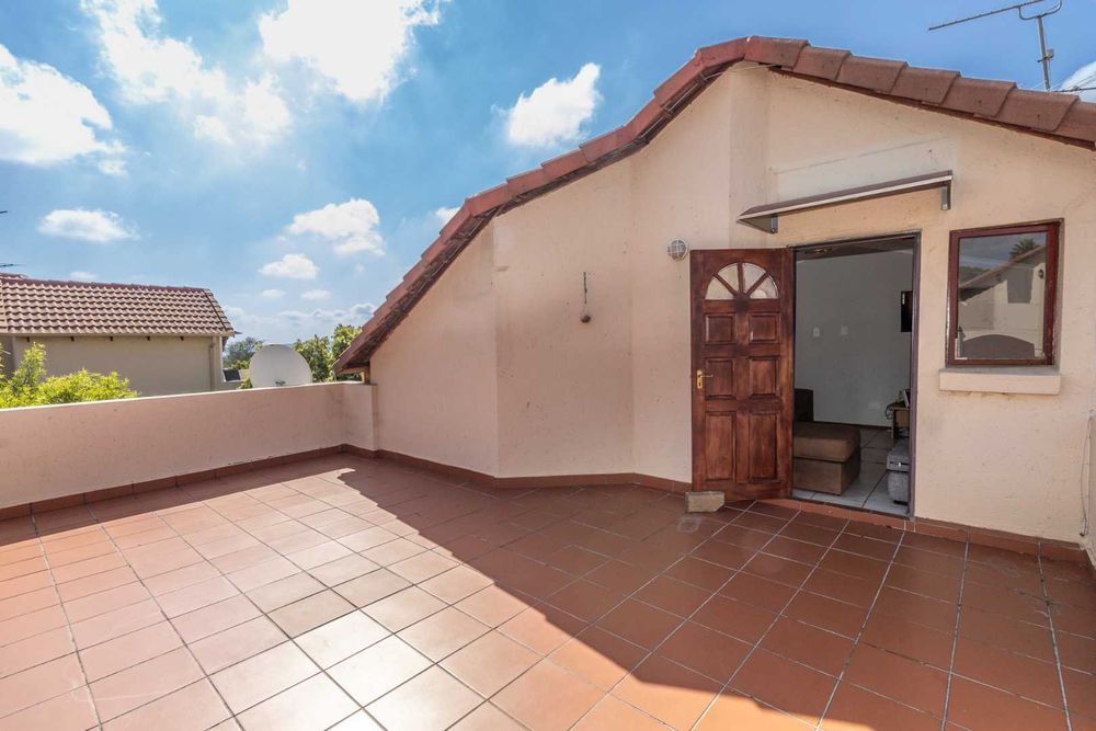 Large open balcony, option to close it and with louvre awning.  Can be converted in stunning entertainment area!