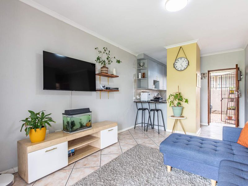 Charming Simplex Living with Endless Potential, perfect for young professionals SORRY NO PETS ALLOWED - Photo 4