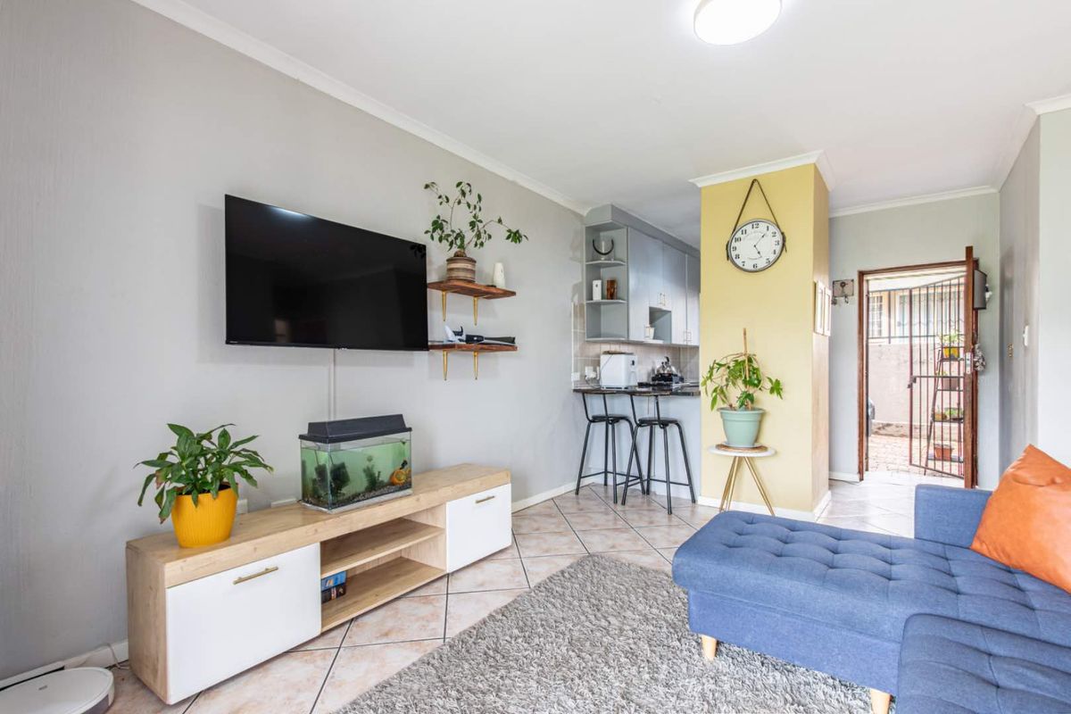 Charming Simplex Living with Endless Potential, perfect for young professionals SORRY NO PETS ALLOWED - Photo 4