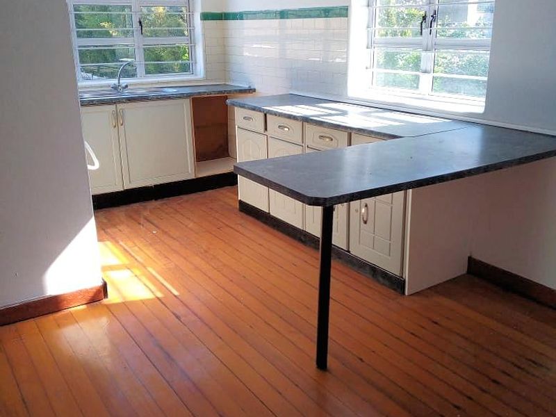 **Spacious Apartment with Stunning Views - R950,000** - Photo 6