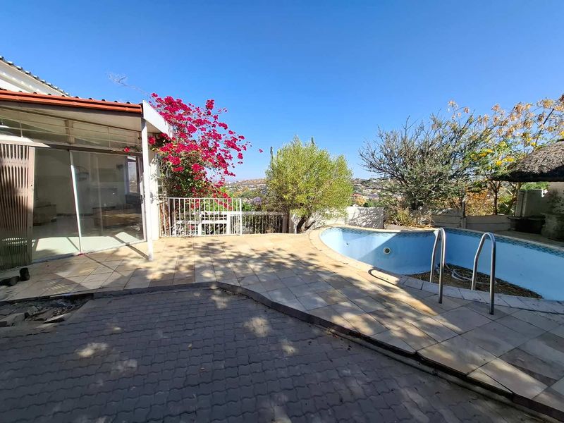 A Grand Opportunity Awaits – Restore, Renovate, Reimagine - Photo 10