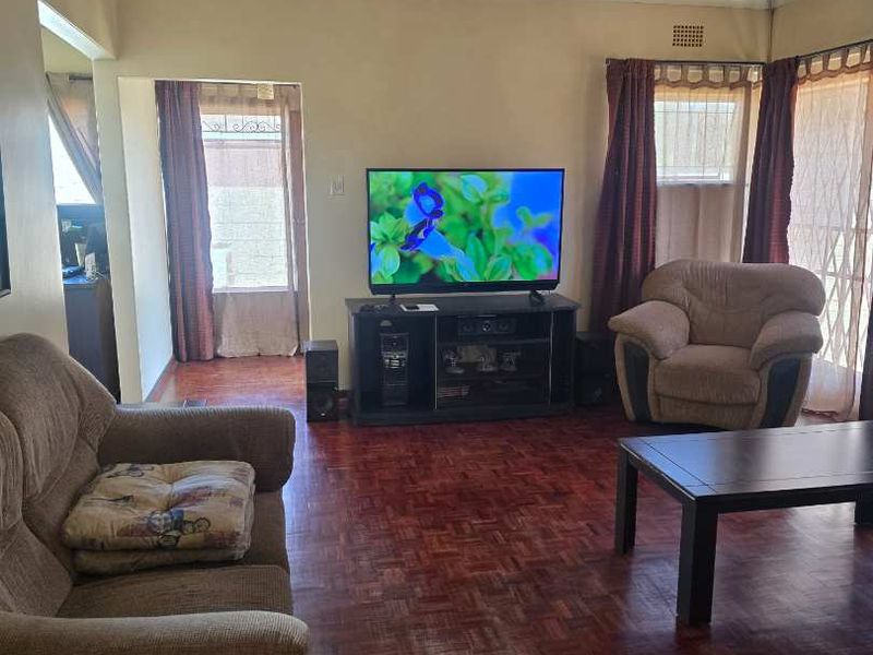 Beautiful family home and you can make her all yours! - Photo 3