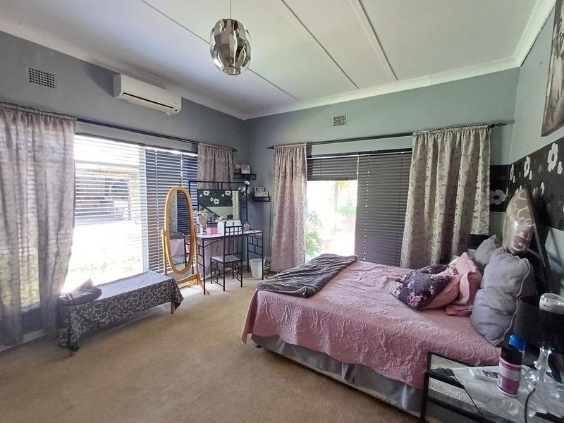 Well positioned, Family Home with 2 Flats, a Borehole and Swimming pool - Photo 2