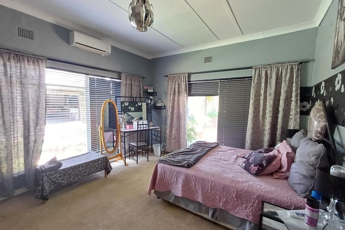 Well positioned, Family Home with 2 Flats, a Borehole and Swimming pool - Photo 2