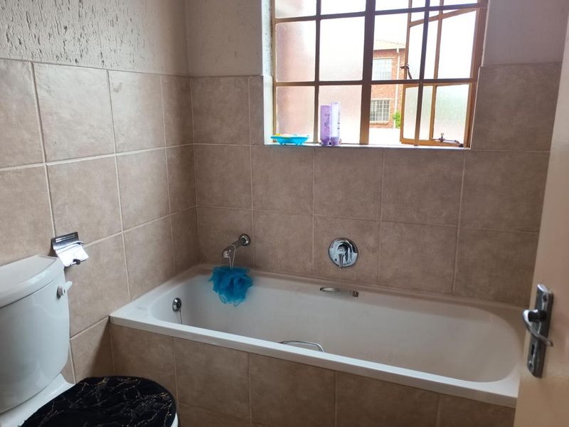 2 bed first floor unit in 24h security complex, ideal - first time buyers or investors! - Photo 6