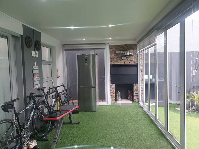 Beautiful 4 Bedroom home with pool Up for grabs - Photo 5