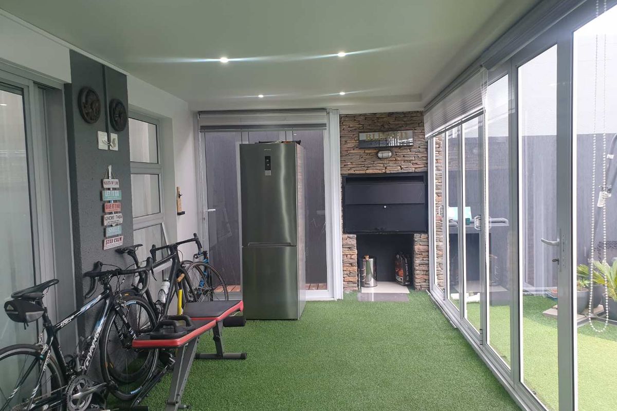 Beautiful 4 Bedroom home with pool Up for grabs - Photo 5