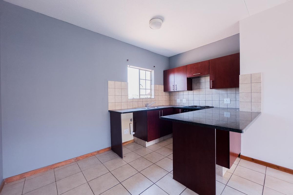 1 Bedroom Townhouse with a Spacious living area - Photo 2