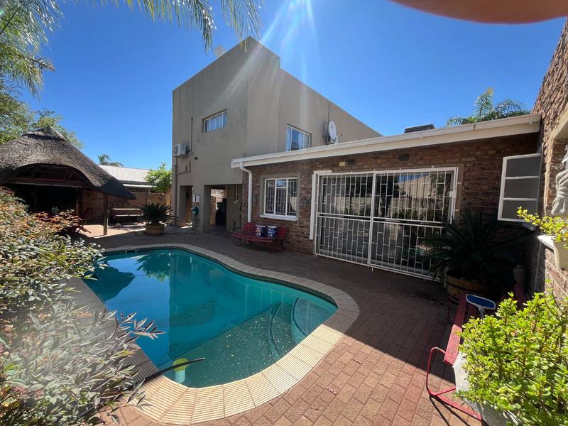 Stunning 3-Bedroom Family Home with 2-Bedroom Flat in a Prime Location - Photo 2