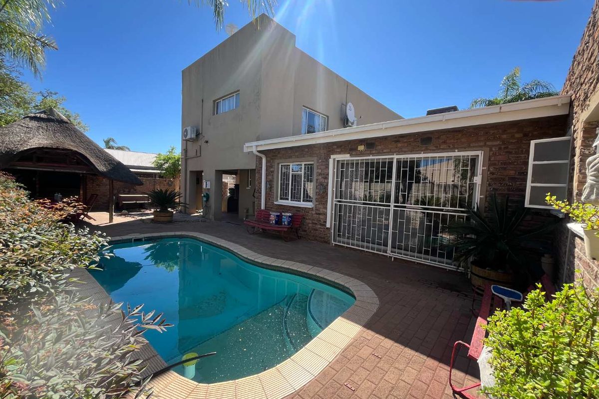 Stunning 3-Bedroom Family Home with 2-Bedroom Flat in a Prime Location - Photo 2