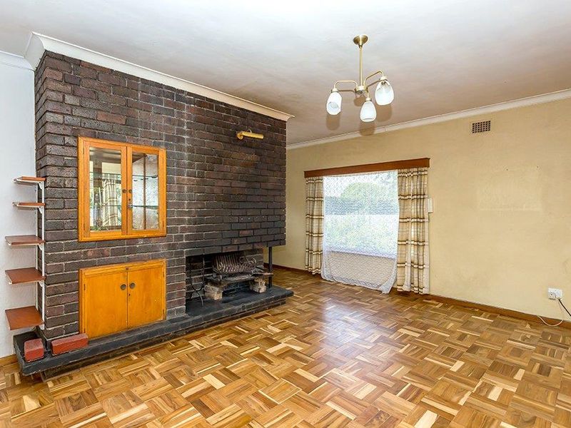 Three-Bedroom Family Home with Additional Accommodation and Garage On A Corner Plot - Photo 3