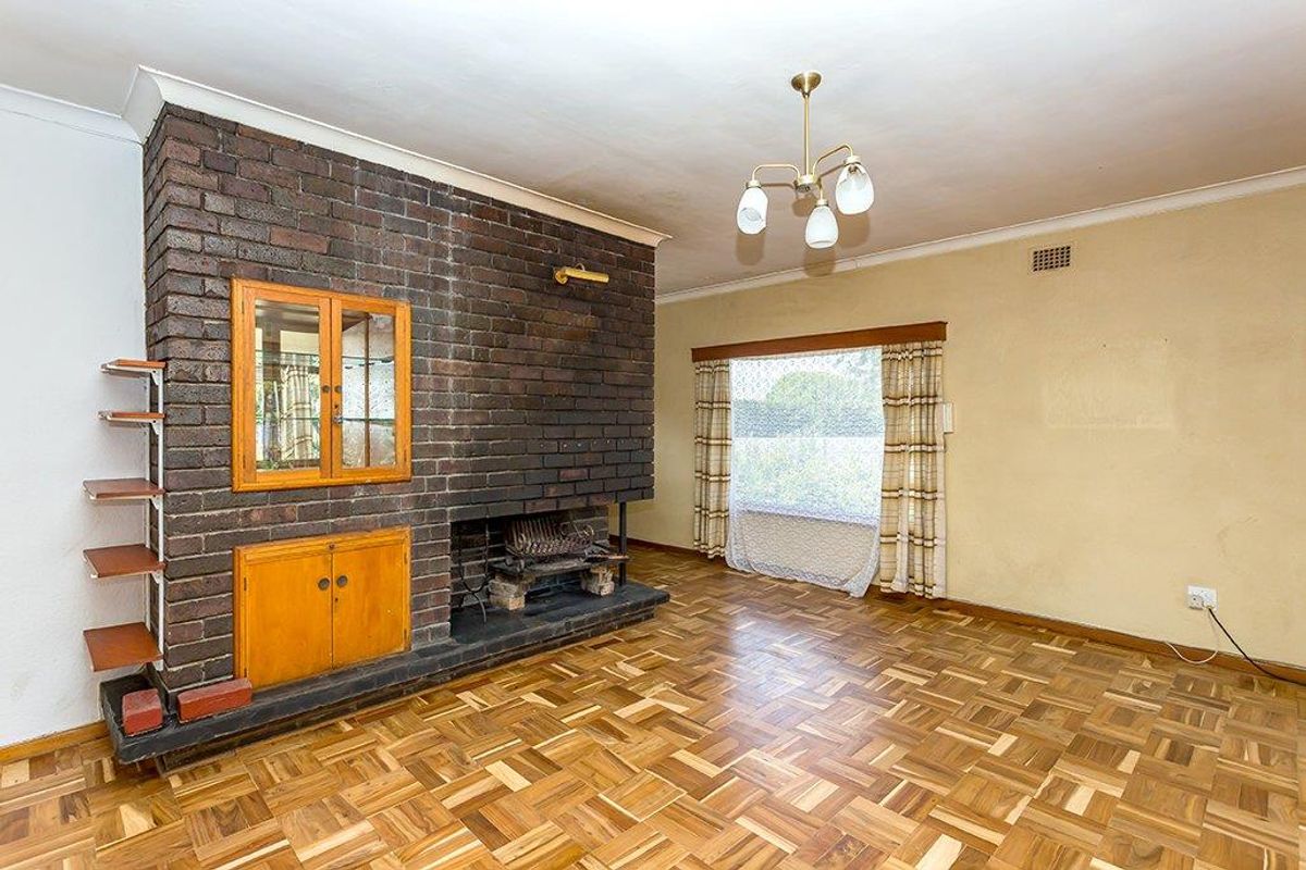 Three-Bedroom Family Home with Additional Accommodation and Garage On A Corner Plot - Photo 3