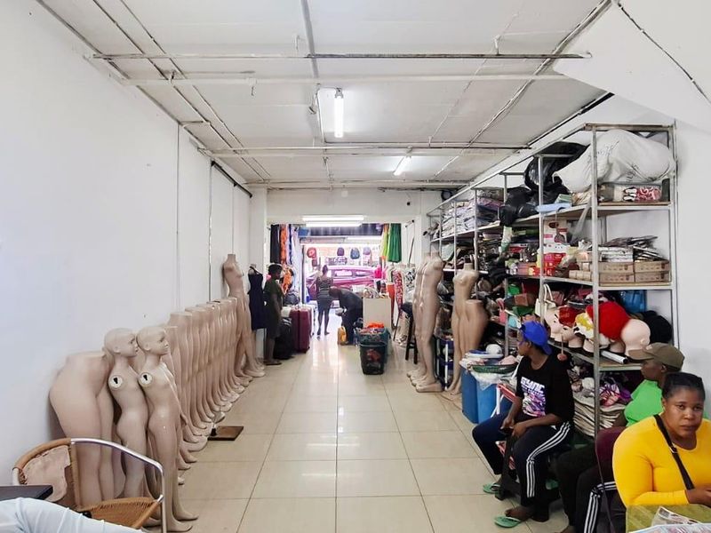 High Foot Traffic & Security in Prime Retail Space! - Photo 2