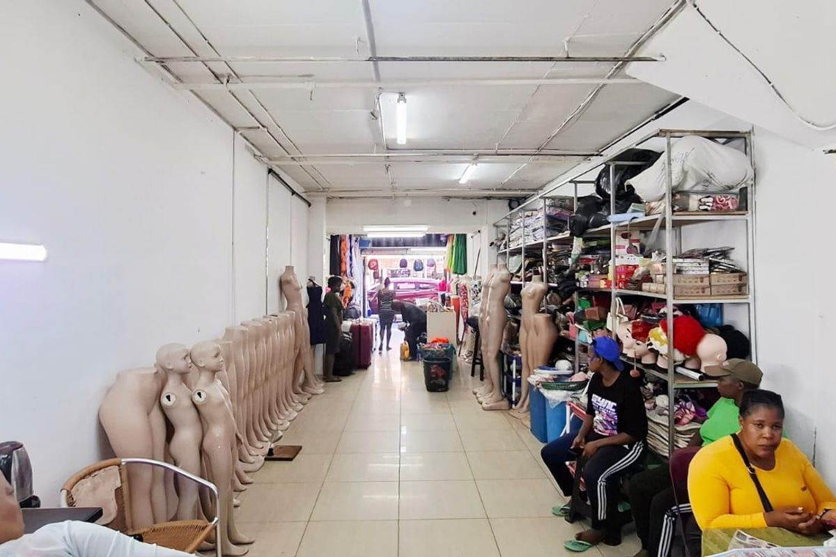 High Foot Traffic & Security in Prime Retail Space! - Photo 2