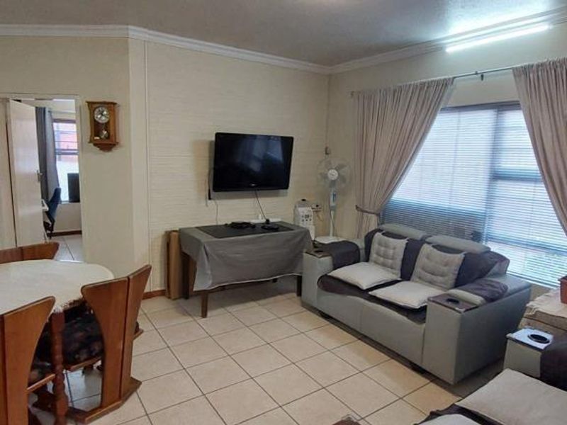 Ground-floor comfort with room for pets and family - Photo 2