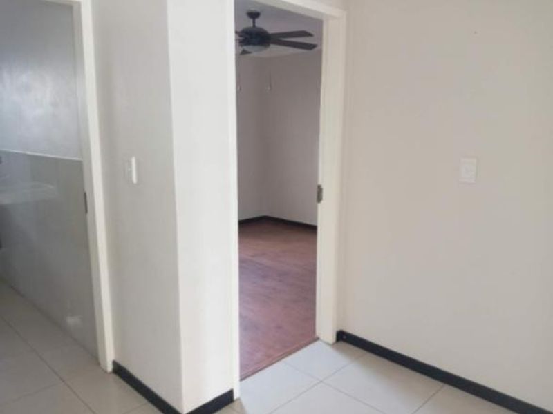 Stylish 2 Bedroom, 2 Bathroom Apartment with Balcony - Photo 10