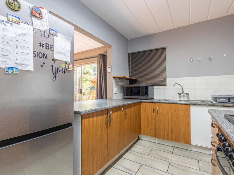 Newly listed 2 bed 1.5 bath duplex. Wilgeheuwel - Photo 10