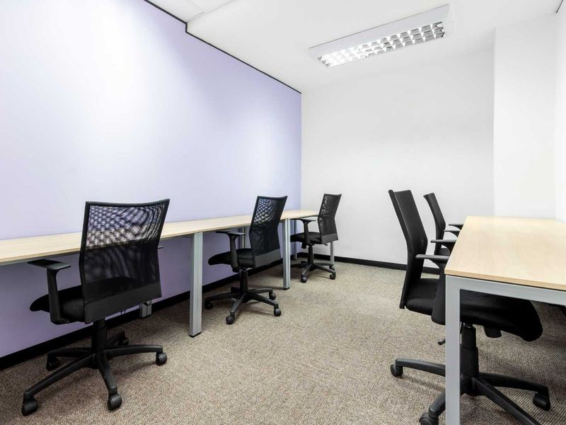 Book a reserved coworking spot or hot desk in Regus Uni Park - Photo 1
