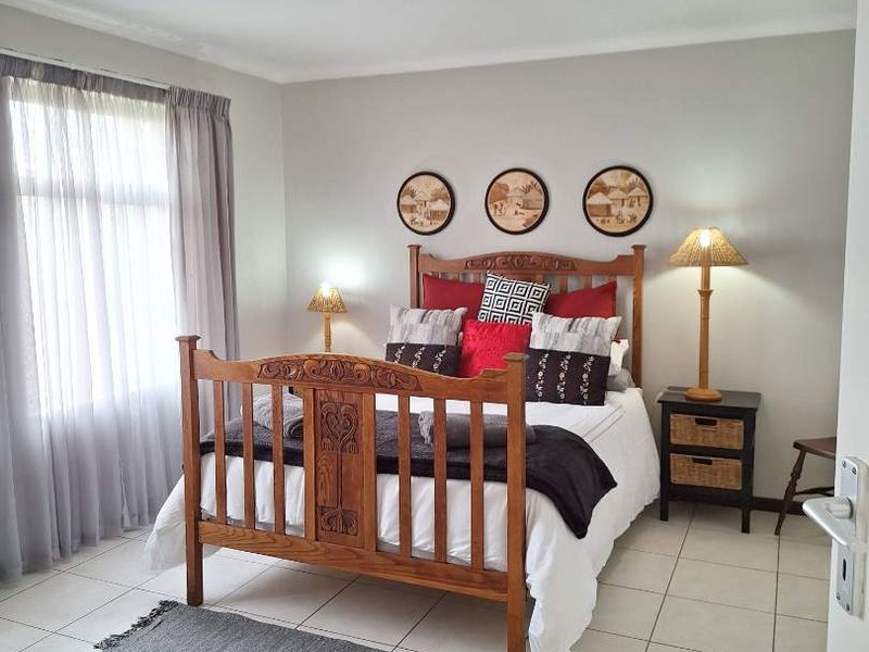 Neat Family Home with Separate Flat in Sought-After Lagoon Neighborhood! - Photo 4