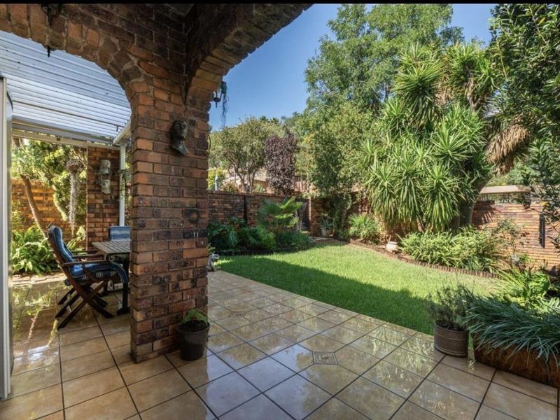 Elevated Family Living in a Secure Glenvista Setting - Photo 10