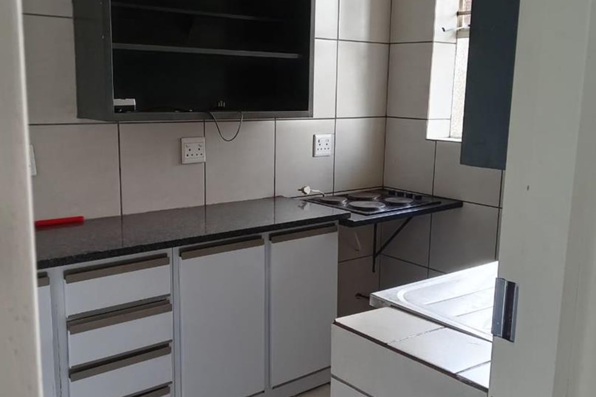 ONE AND HALF BEDROOM FLAT IN SUNNYSIDE :AVAILABLE IMMEDIATELY. - Photo 2