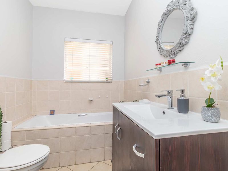 Charming Ground Floor Unit in Prime Honeypark Location - Photo 6