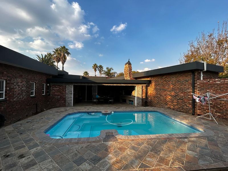Charming 4-Bed Home in Quiet Old Vaalpark - Photo 2