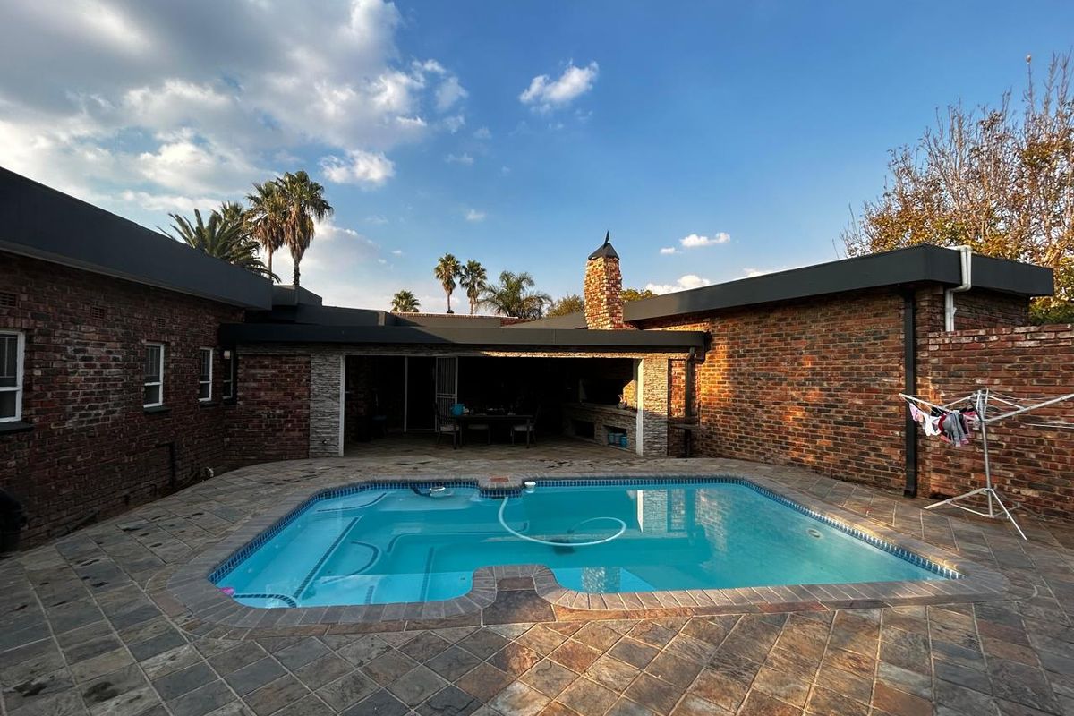 Charming 4-Bed Home in Quiet Old Vaalpark - Photo 2