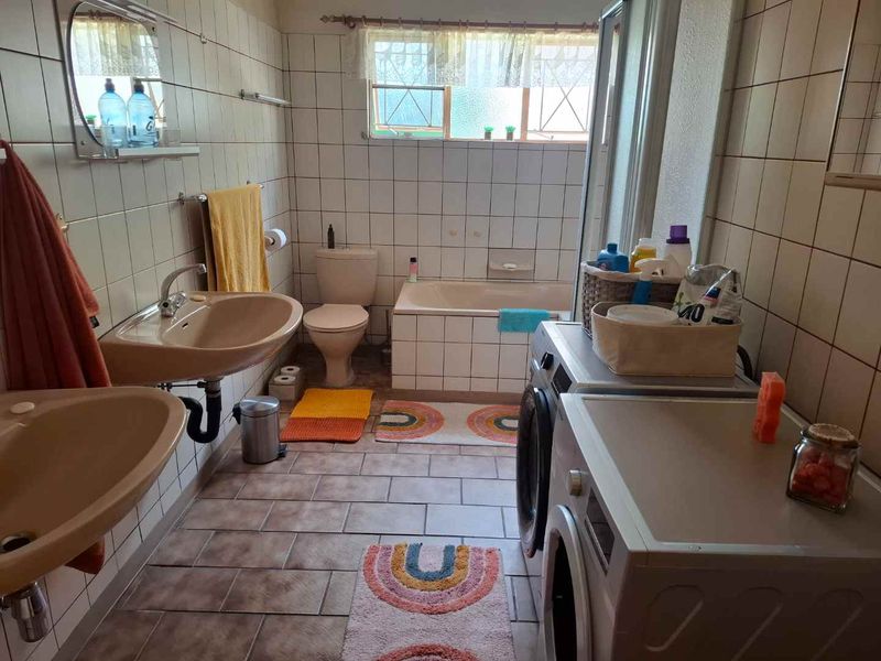 FOR SALE | KLEIN WINDHOEK – N$ 5,300,000 HOUSE + 2 FLATS (INCOME-GENERATING OPPORTUNITY!) 💰 Potential Rental Income: ± N$ 30,000/month - Photo 5