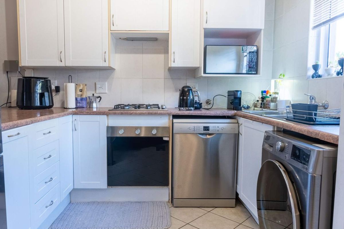 Charming 2 Bedroom Townhouse in Excellent Estate - Photo 5