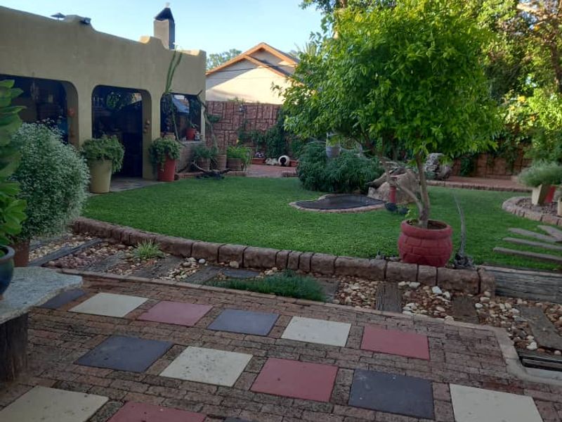 Single storey family home on spacious erf with separate flat - Photo 2